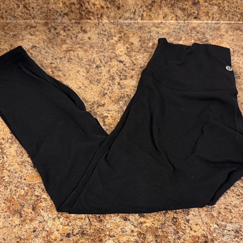 Lululemon size 6 Black High-Waisted capri Leggings